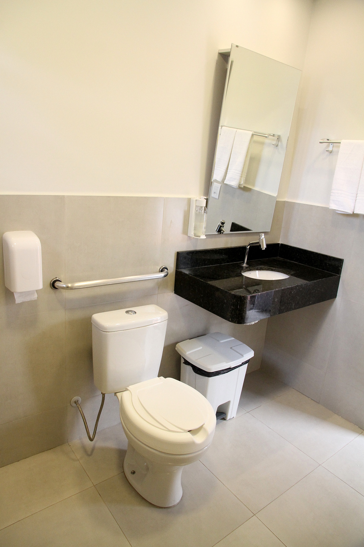 Banheiro adaptado da Unidade 2, vista 1