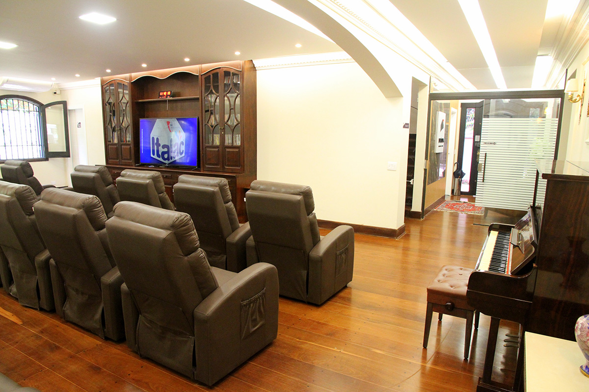 Sala de TV da Unidade 2, vista 2