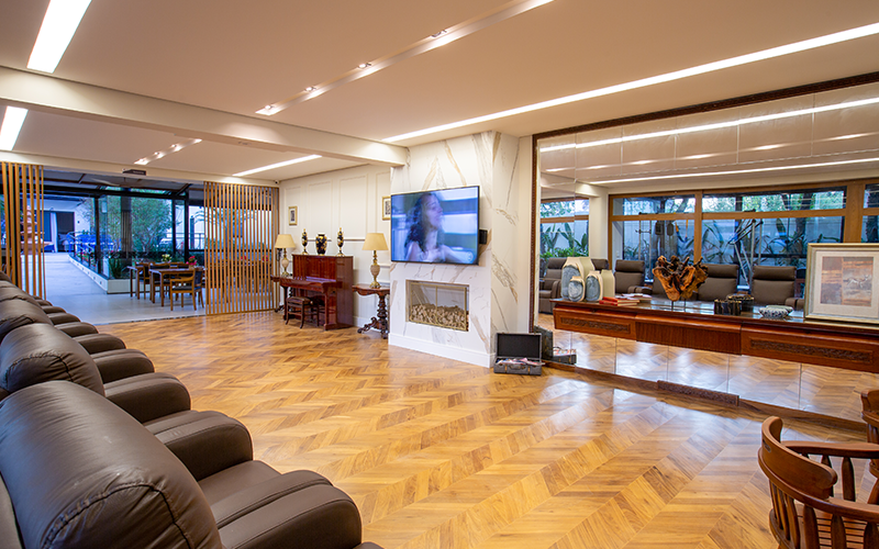 Sala de TV e piano da Unidade 4, vista 2