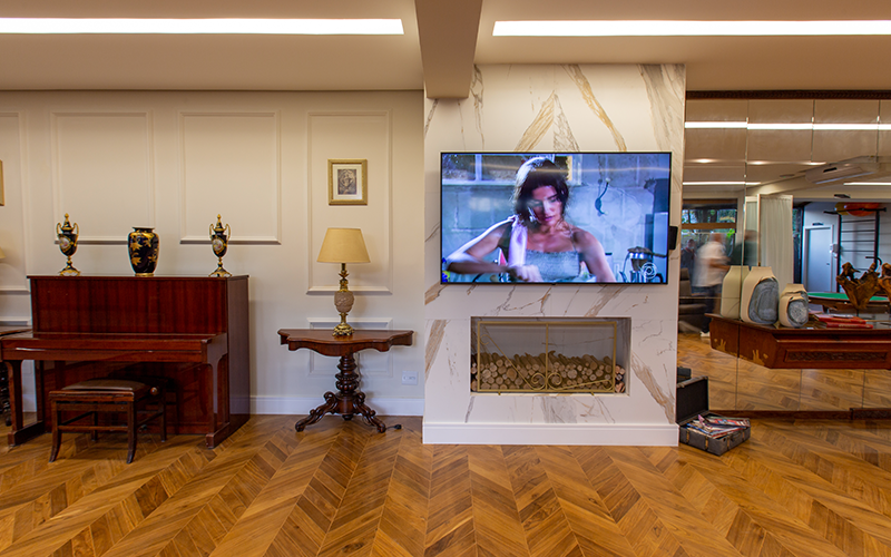 Sala de TV e piano da Unidade 4, vista 3