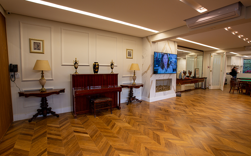 Sala de TV e piano da Unidade 4, vista 5