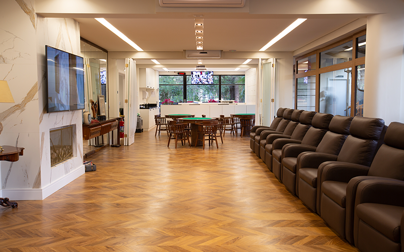 Sala de TV e piano da Unidade 4, vista 6