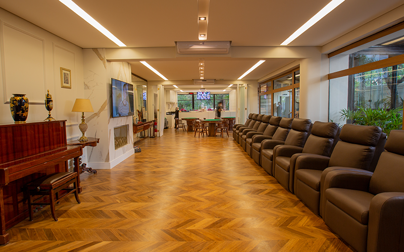 Sala de TV e piano da Unidade 4, vista 7